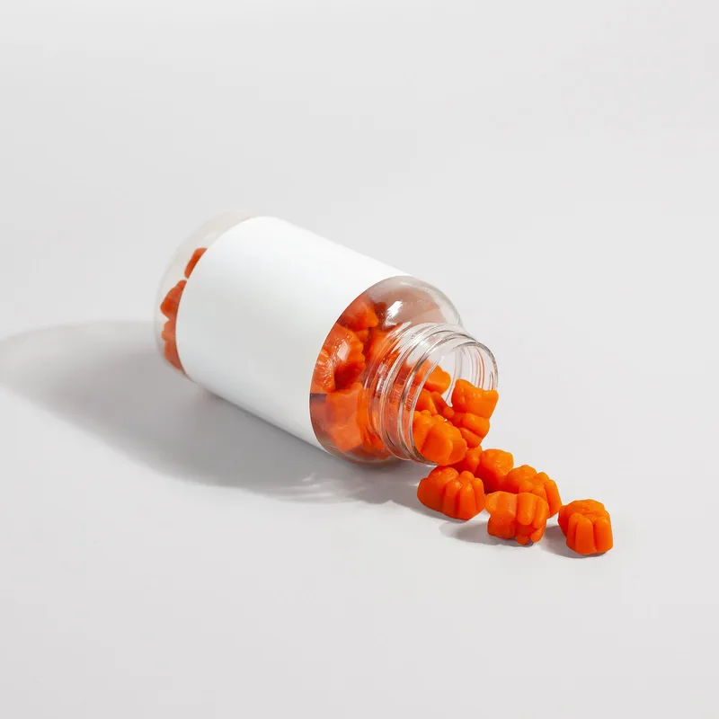Cápsulas multivitamínicas junto a su envase