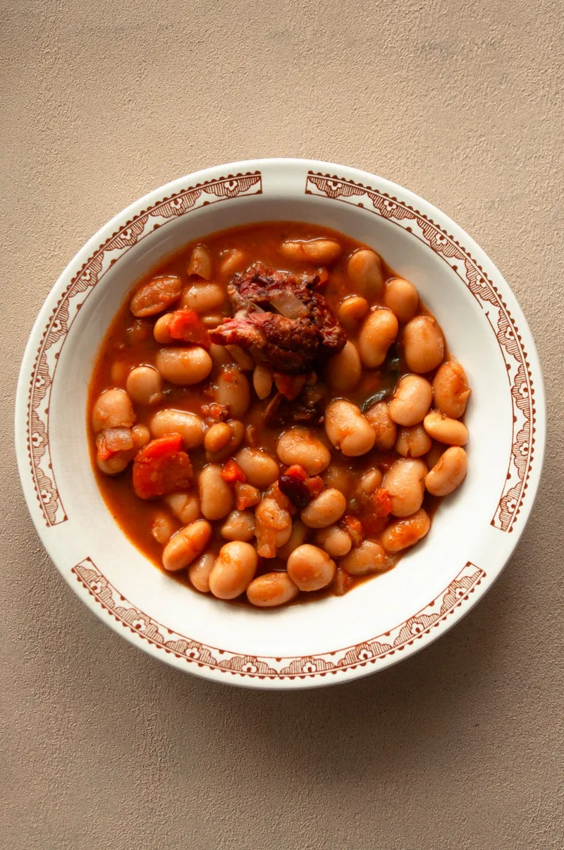 Guiso de legumbres con carne, alimentos ricos en vitamina B