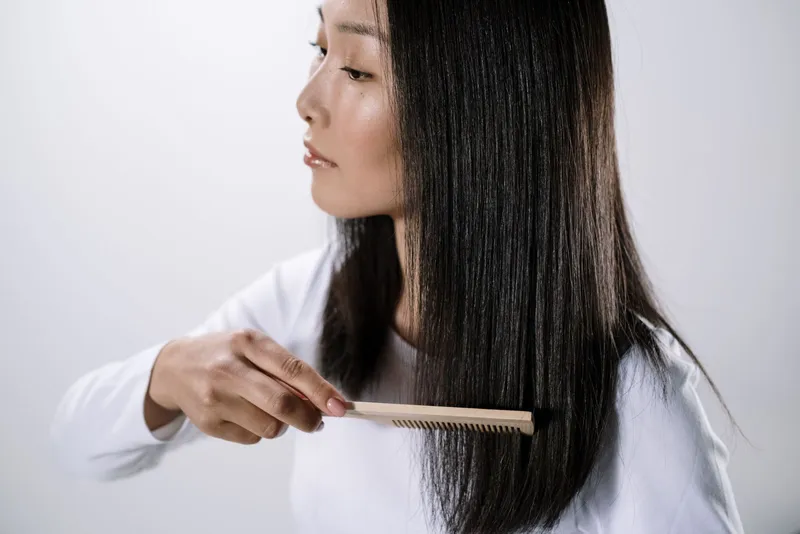 Primer plano del cuidado del cabello con un cepillo