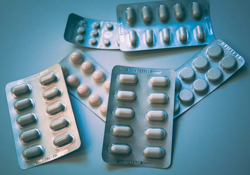 Cápsulas y comprimidos de suplementos vitamínicos de colores