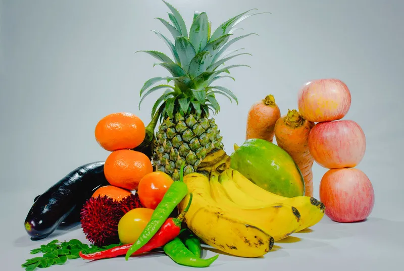 Variedad de cítricos y hortalizas frescas ricos en vitamina C