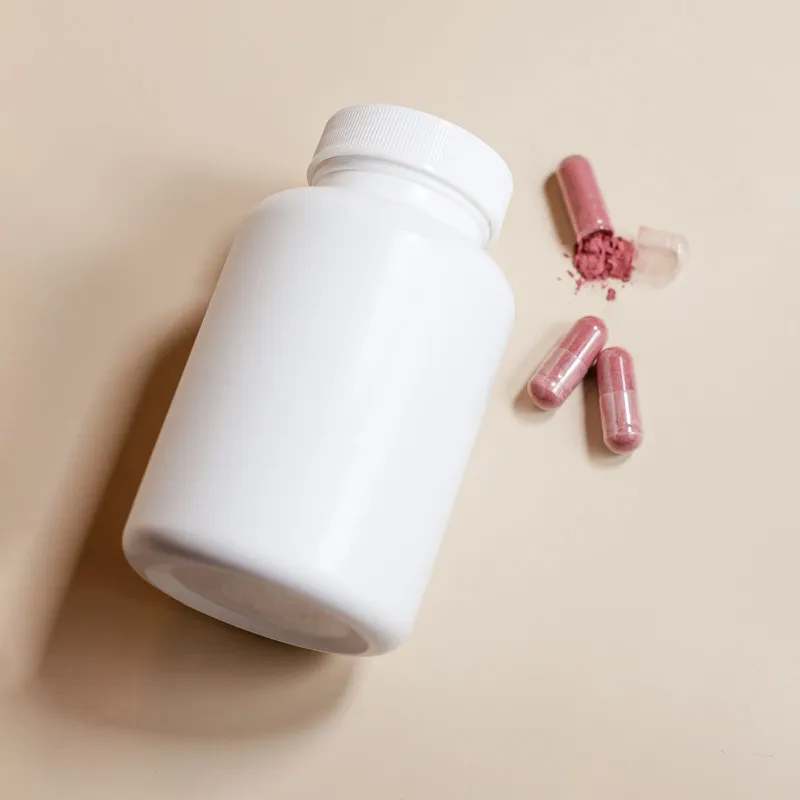 Bote de suplementos vitamínicos con cápsulas