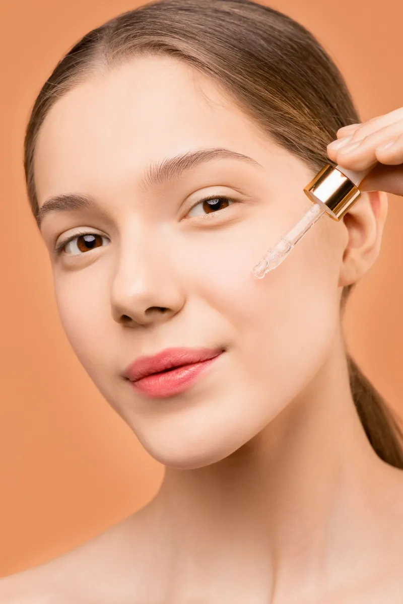 Rutina de cuidado facial con productos para una piel luminosa