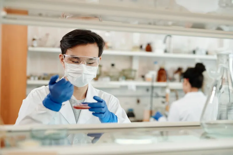 Análisis de sangre en un laboratorio para medir ferritina y niveles de hierro